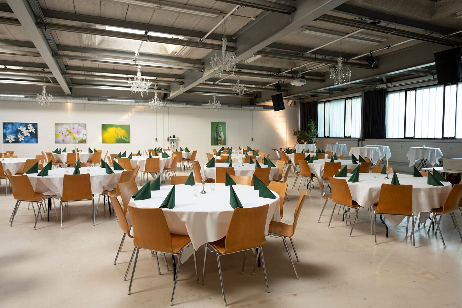 Halle 1 gedeckt Gedeckte Tische in Halle 1